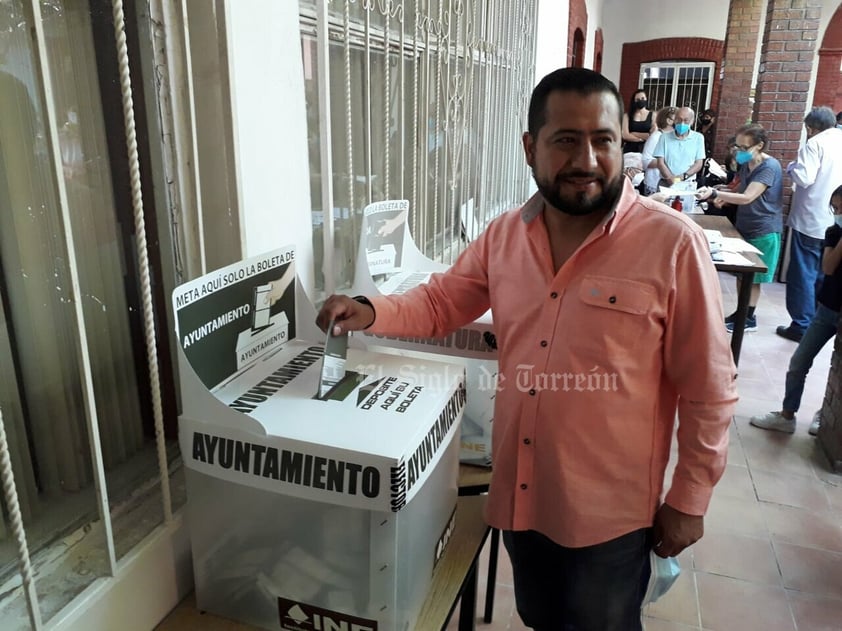 Candidatos y políticos votan en elecciones de Durango