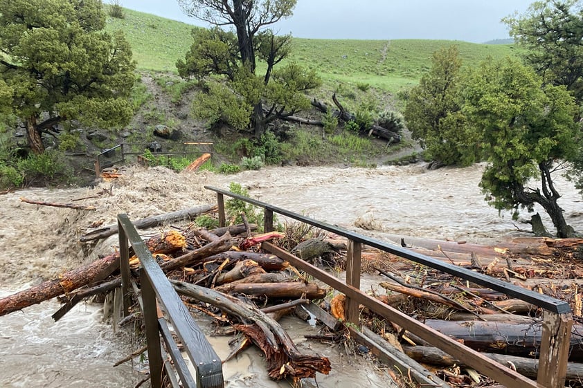 Parque Yellowstone sufre inundaciones y visitantes son evacuados