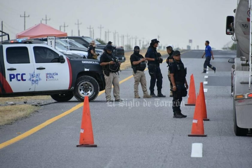 Pasan migrantes caminando a Monclova