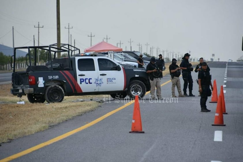 Pasan migrantes caminando a Monclova