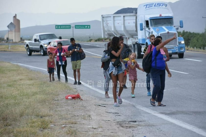 Pasan migrantes caminando a Monclova