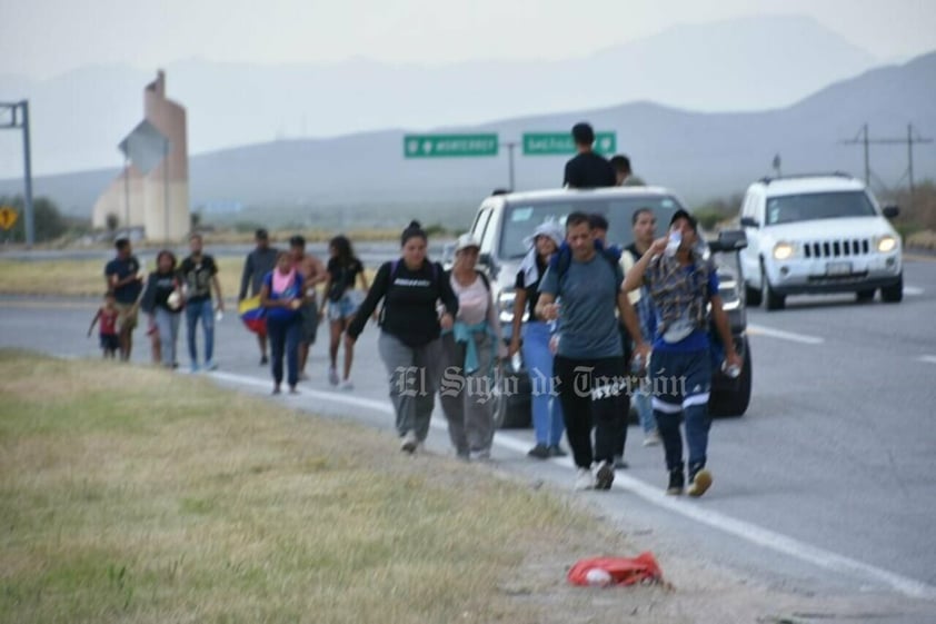 Pasan migrantes caminando a Monclova