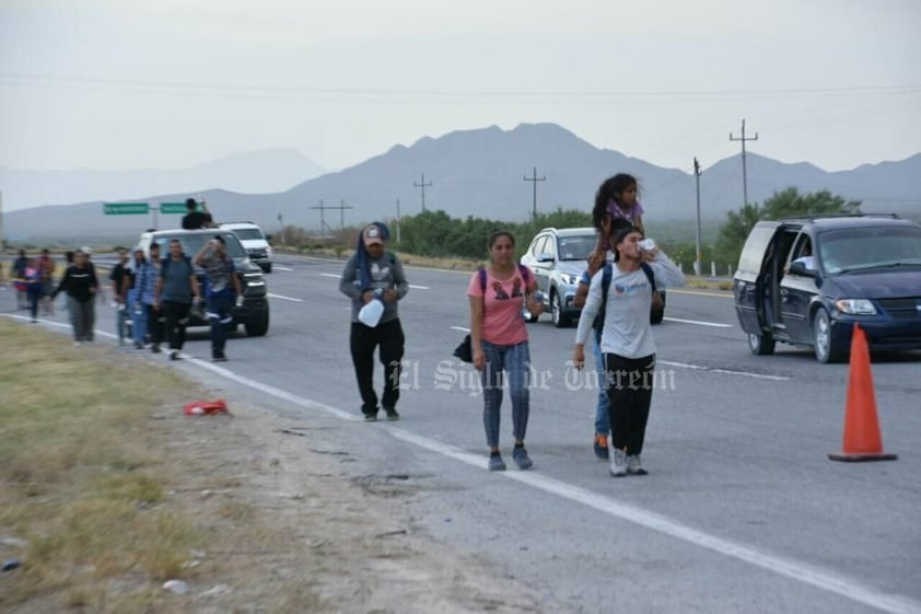 Pasan migrantes caminando a Monclova