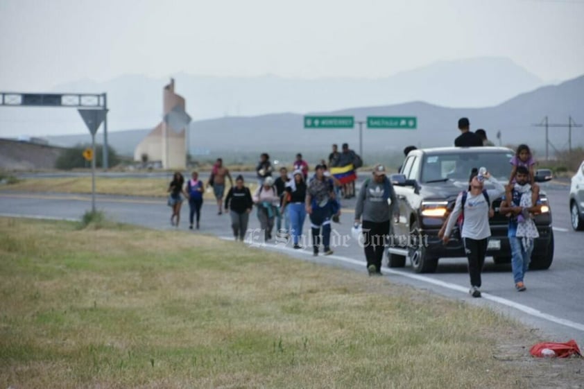 Pasan migrantes caminando a Monclova