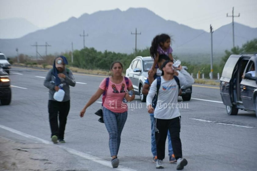 Pasan migrantes caminando a Monclova