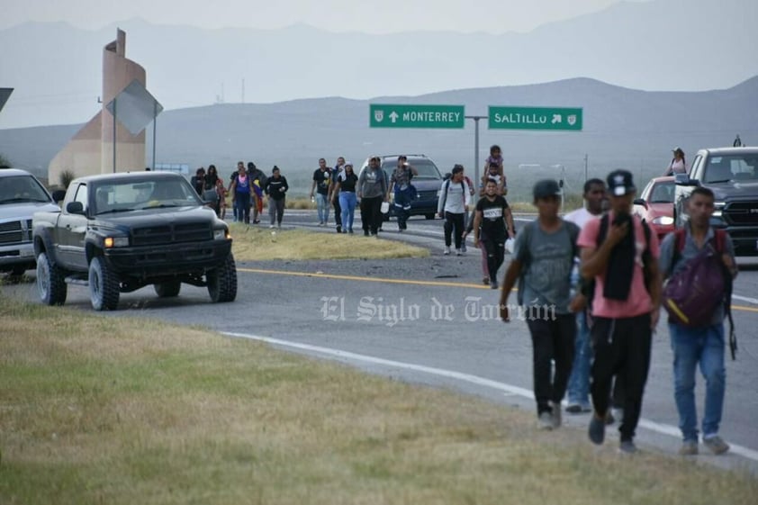 Pasan migrantes caminando a Monclova