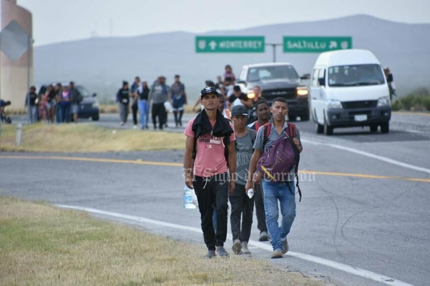 Pasan migrantes caminando a Monclova