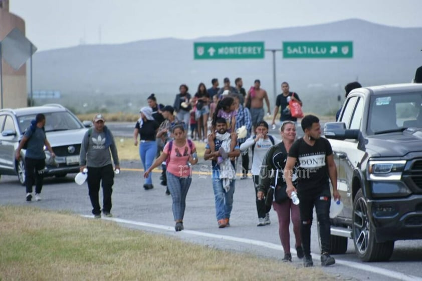 Pasan migrantes caminando a Monclova