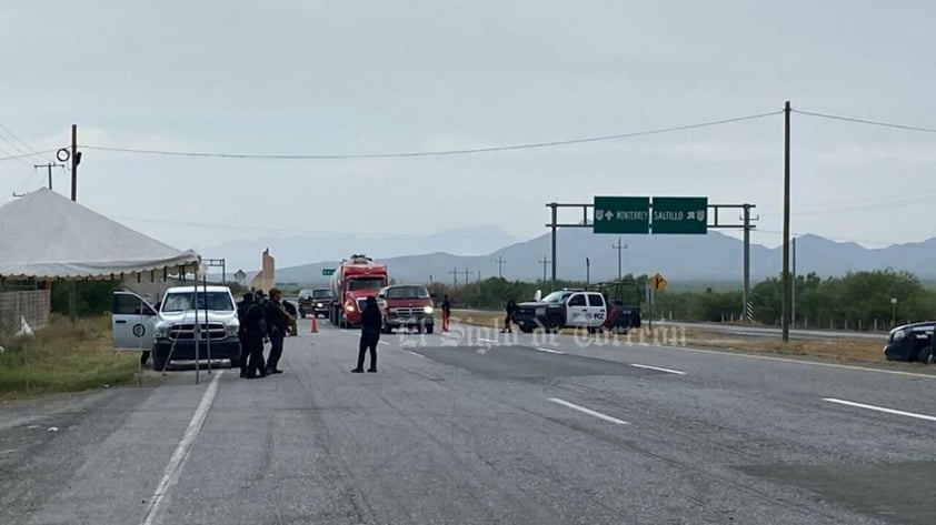 Pasan migrantes caminando a Monclova