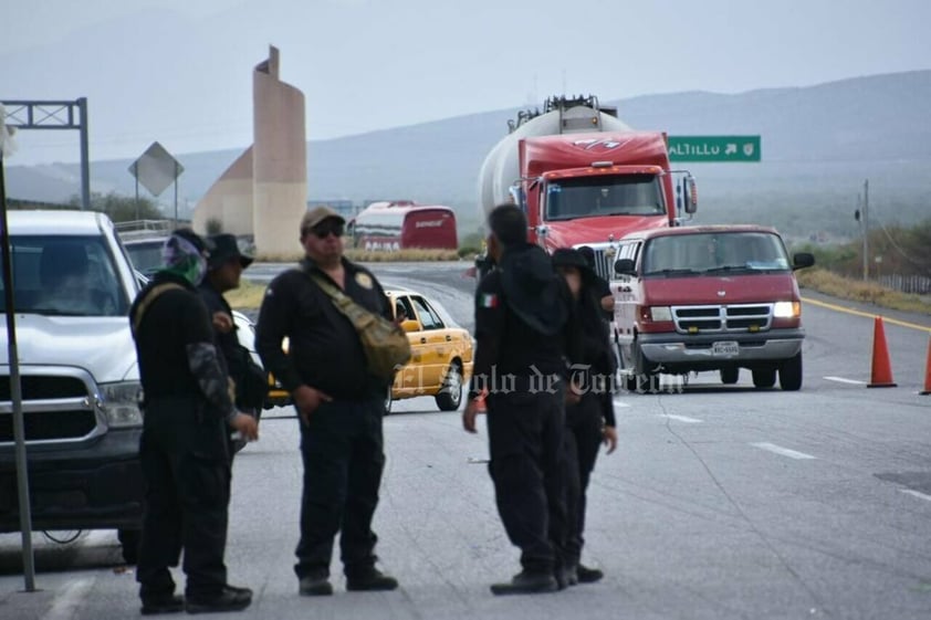 Pasan migrantes caminando a Monclova