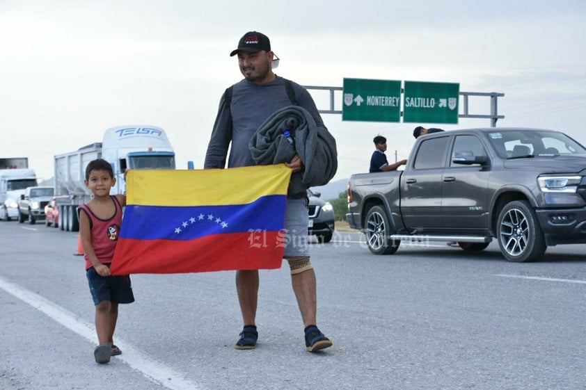 Pasan migrantes caminando a Monclova