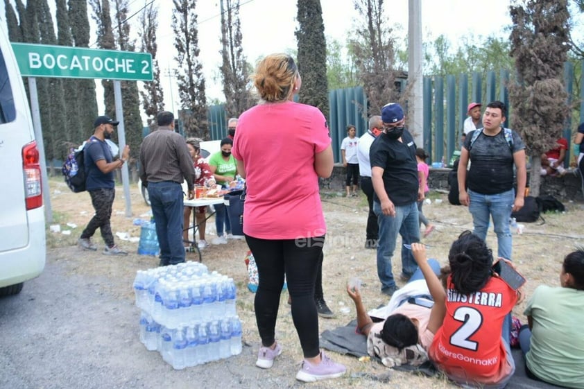 Pasan migrantes caminando a Monclova