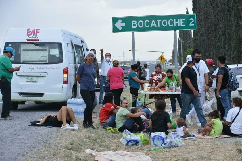 Pasan migrantes caminando a Monclova