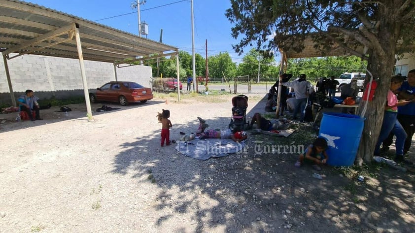 Migrantes venezolanos llegan caminando a región Norte de Coahuila y buscan llegar a EUA