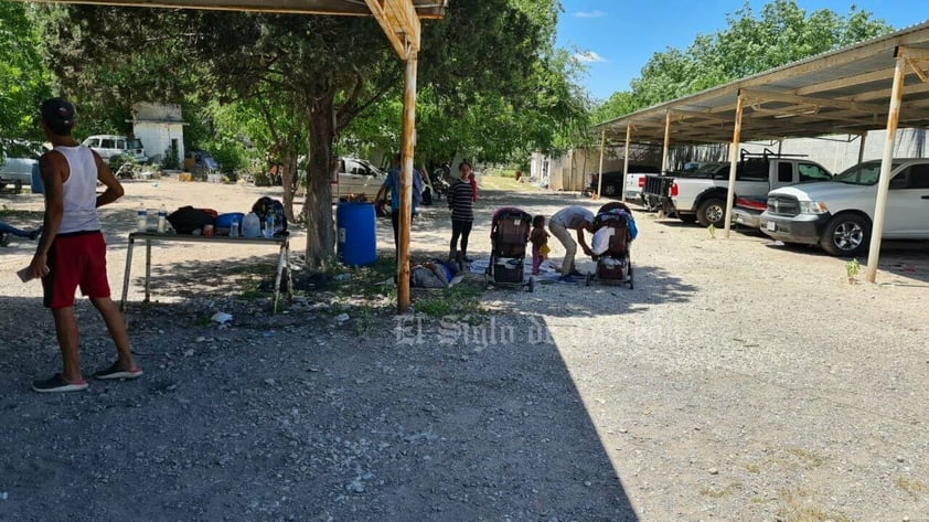 Migrantes venezolanos llegan caminando a región Norte de Coahuila y buscan llegar a EUA