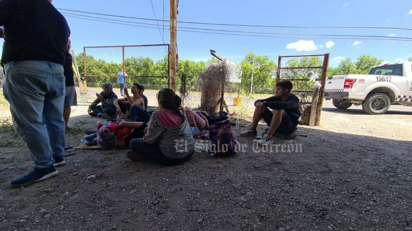 Migrantes venezolanos llegan caminando a región Norte de Coahuila y buscan llegar a EUA