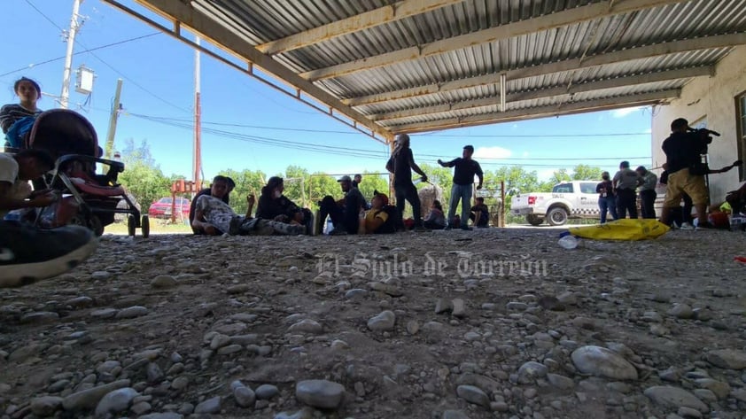 Migrantes venezolanos llegan caminando a región Norte de Coahuila y buscan llegar a EUA