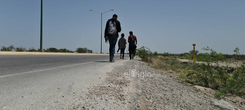 Migrantes llegan caminando a Piedras Negras