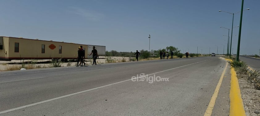 Migrantes llegan caminando a Piedras Negras