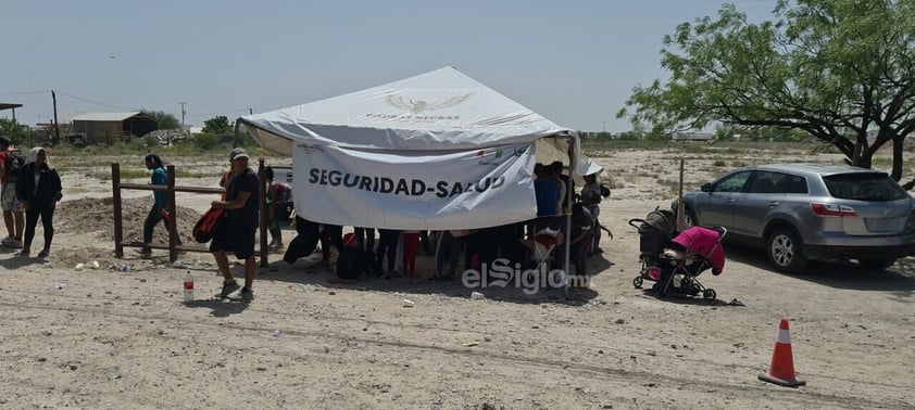 Migrantes llegan caminando a Piedras Negras