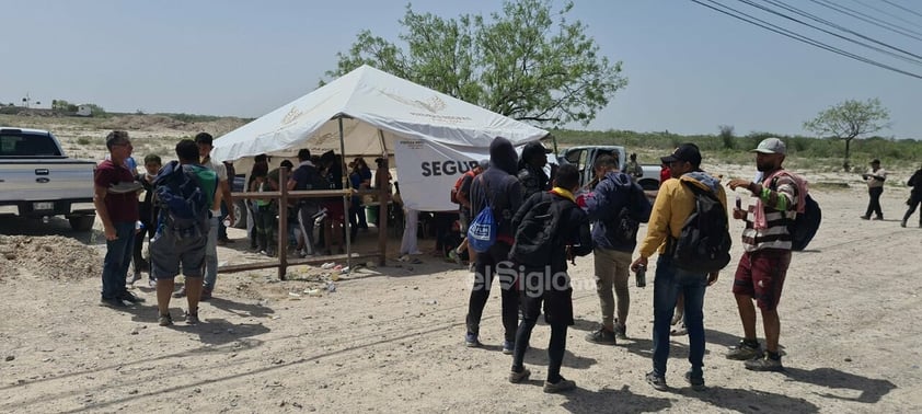 Migrantes llegan caminando a Piedras Negras