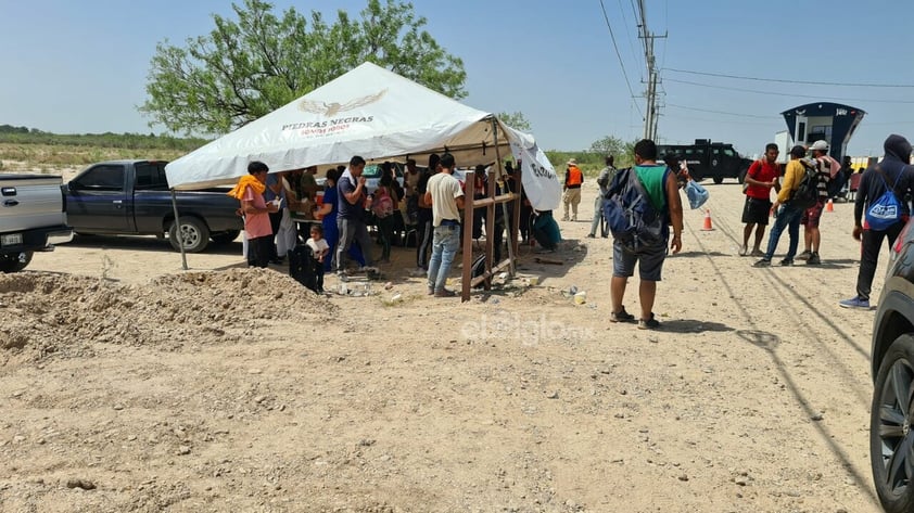 Migrantes llegan caminando a Piedras Negras