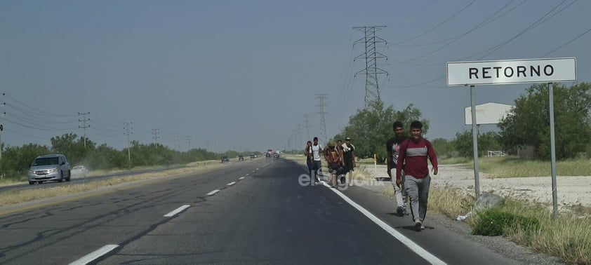 Migrantes llegan caminando a Piedras Negras