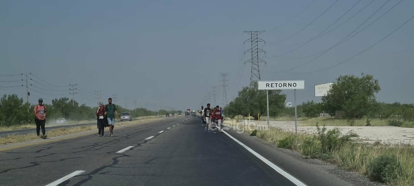 Migrantes llegan caminando a Piedras Negras