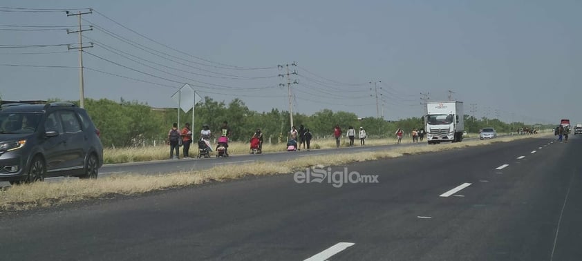 Migrantes llegan caminando a Piedras Negras