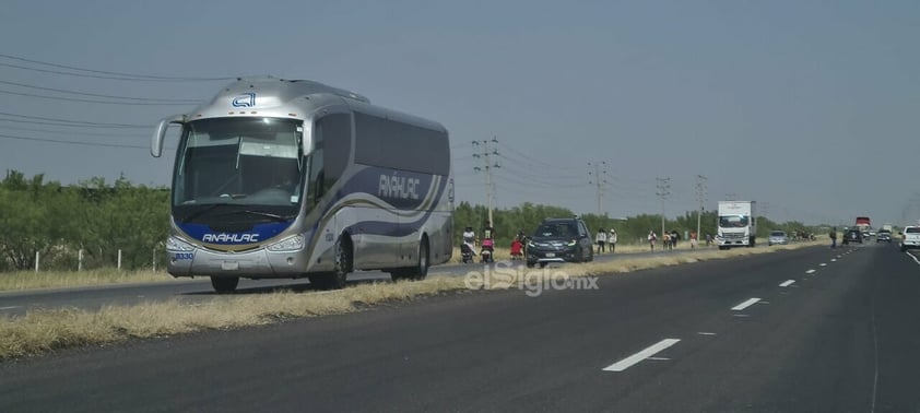 Migrantes llegan caminando a Piedras Negras