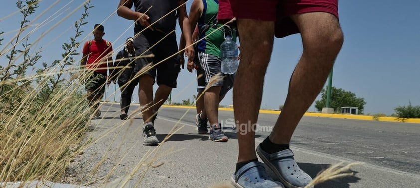 Migrantes llegan caminando a Piedras Negras