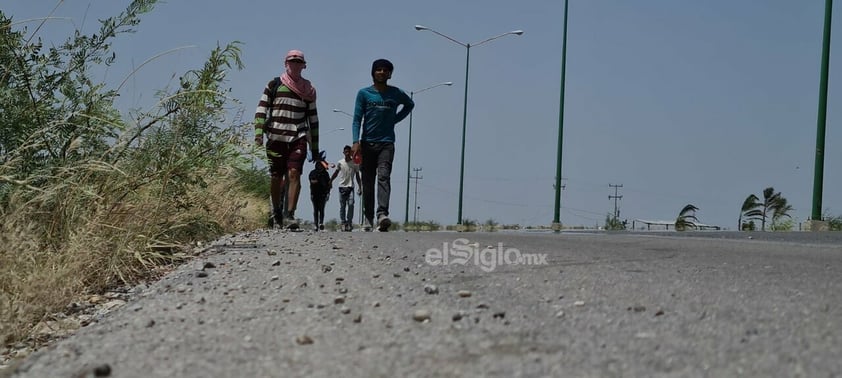 Migrantes llegan caminando a Piedras Negras