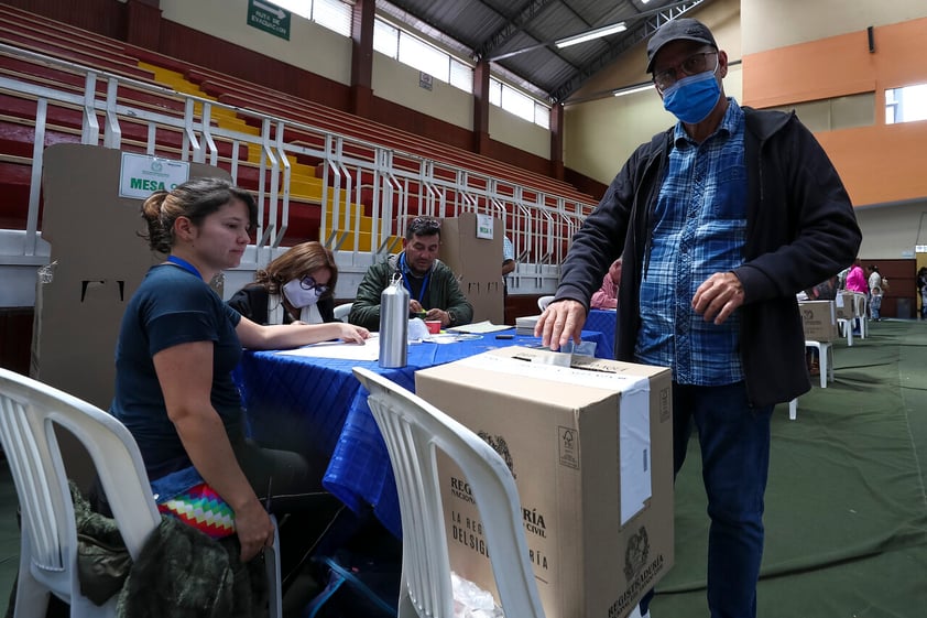 Exalcalde izquierdista Gustavo Petro, virtual ganador de elecciones presidenciales en Colombia