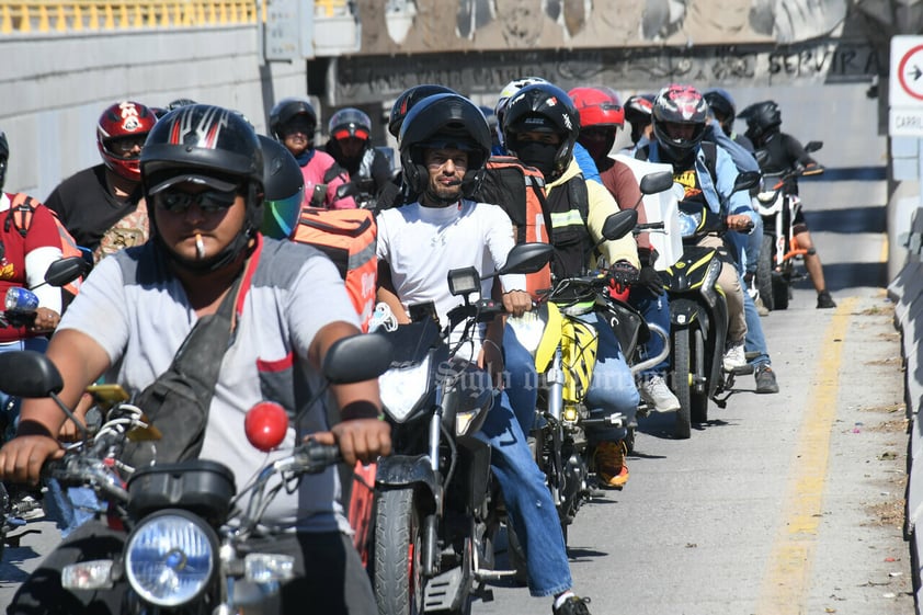 Motociclistas se manifiestan en pleno evento oficial en Gómez Palacio