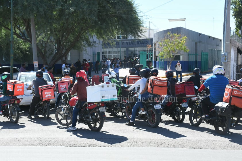 Motociclistas se manifiestan en pleno evento oficial en Gómez Palacio