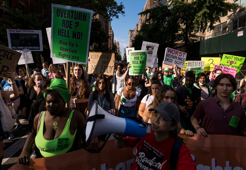 Corte Suprema de EUA revoca sentencia y permite a estados prohibir el aborto