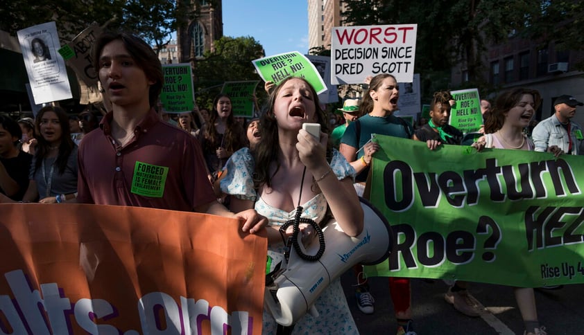 Corte Suprema de EUA revoca sentencia y permite a estados prohibir el aborto