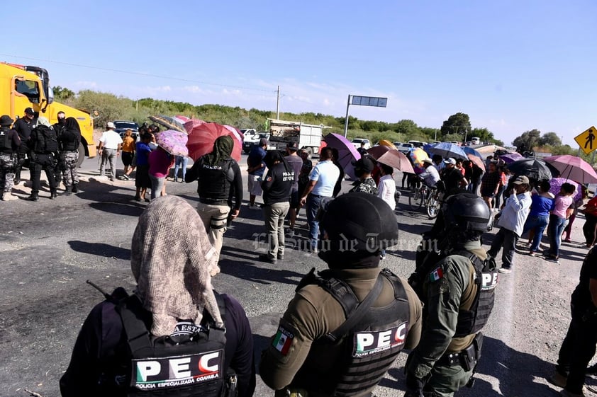 Bloquean carretera Torreón-San Pedro para denunciar abuso de menor en ejido de Matamoros