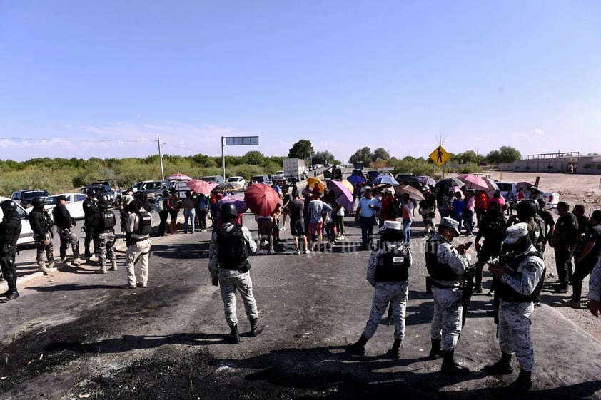 Bloquean carretera Torreón-San Pedro para denunciar abuso de menor en ejido de Matamoros