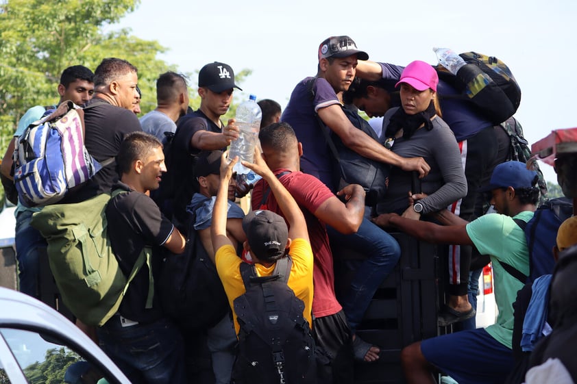 Nueva caravana migrante parte del sur de México con temor tras tragedia en Texas