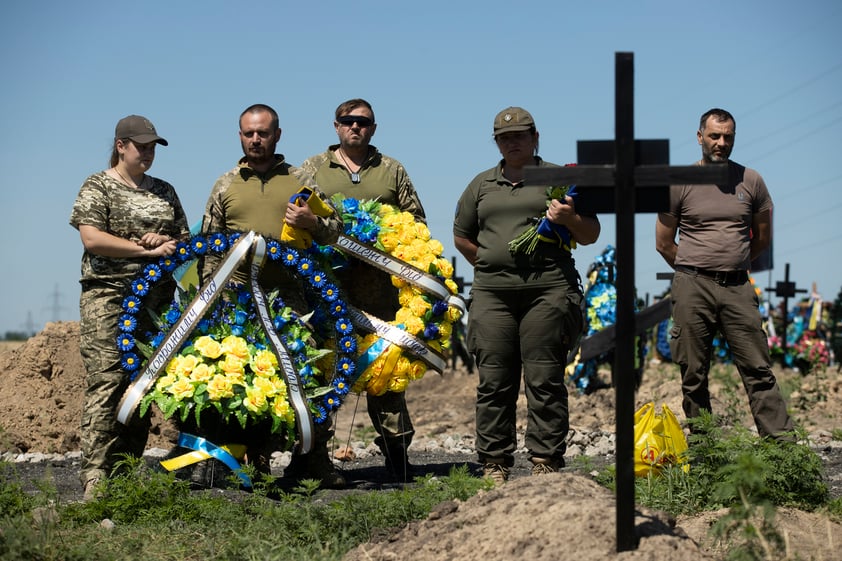 Aumentan cuerpos sin identificar por guerra en Ucrania