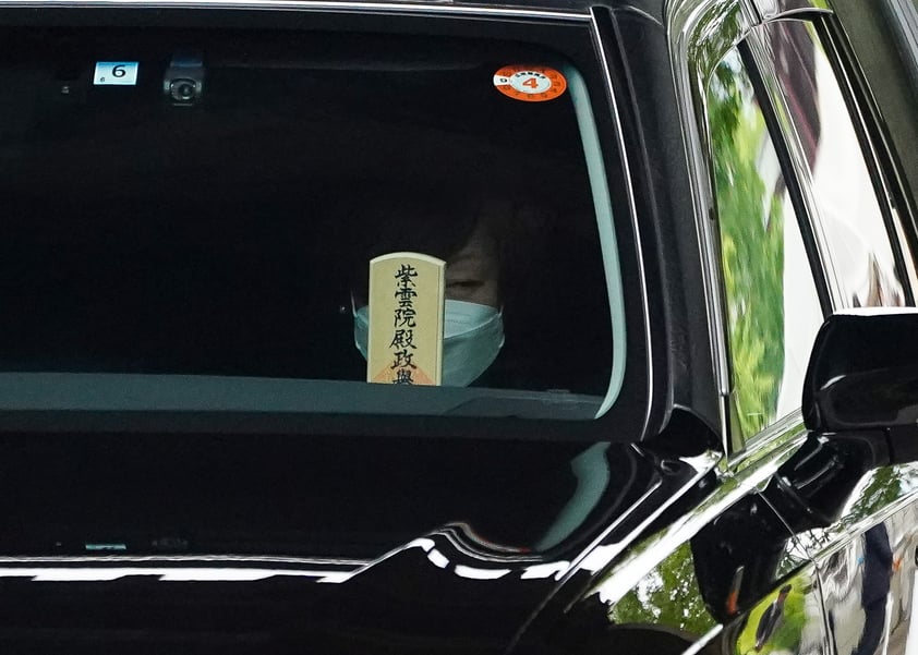 -FOTODELDÍA- TOKIO, 12/07/2022.- Widowed Akie Abe es vista en el vehículo que porta el cuerpo del anterior primer ministro ruso, shinzo Abe, a su salida del Templo Zojoji al final del funeral en Tokio, Japón, este martes. Abe fue asesinado a tiros el 8 de julio por un ex miembro de la Fuerza de Autodefensa Marítima de Japón, de 41 años, en Nara, al oeste del país, durante una campaña electoral en la Cámara Alta para apoyar a un candidato de su partido gobernante. EFE/ Christopher Jue