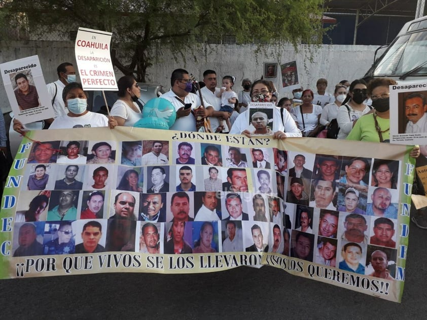 Colectivos y fieles católicos marchan por la paz en Torreón