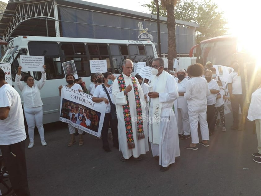 Colectivos y fieles católicos marchan por la paz en Torreón