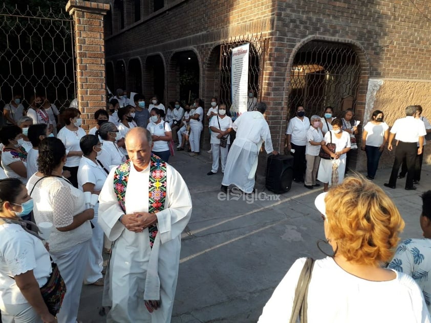 Colectivos y fieles católicos marchan por la paz en Torreón