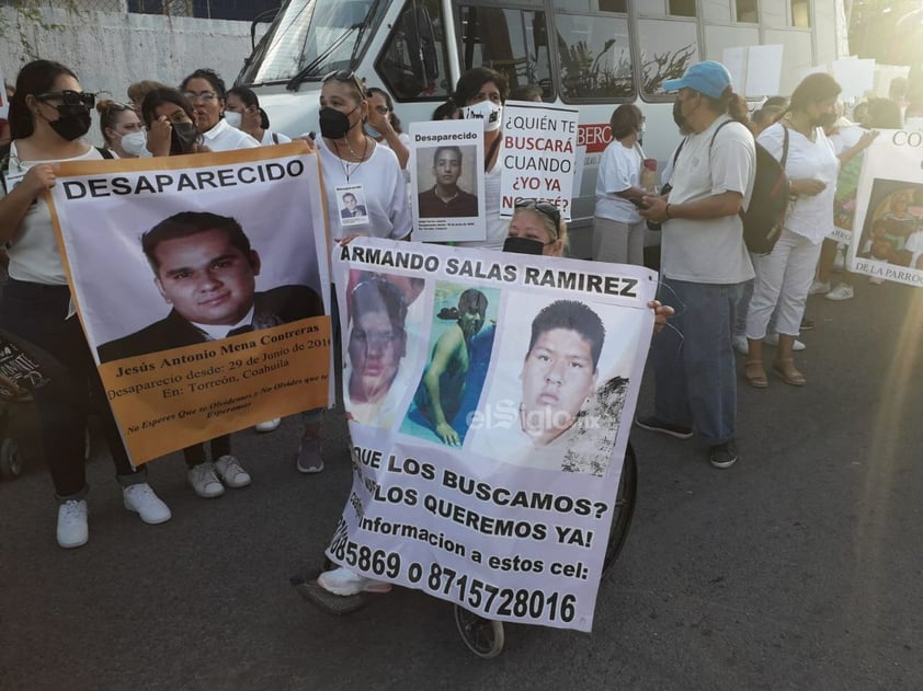 Colectivos y fieles católicos marchan por la paz en Torreón