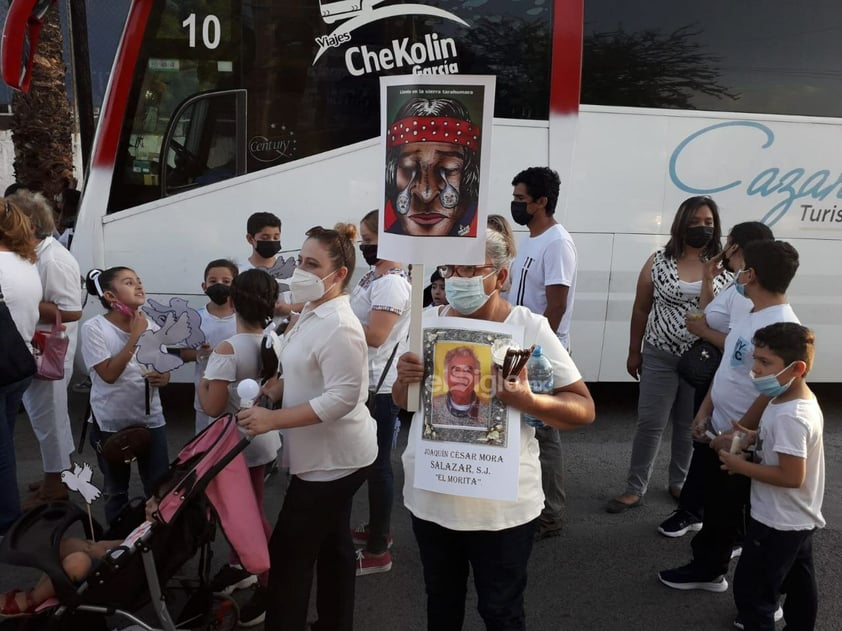 Colectivos y fieles católicos marchan por la paz en Torreón