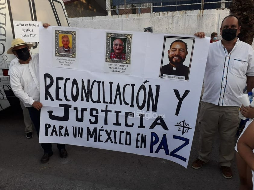 Colectivos y fieles católicos marchan por la paz en Torreón