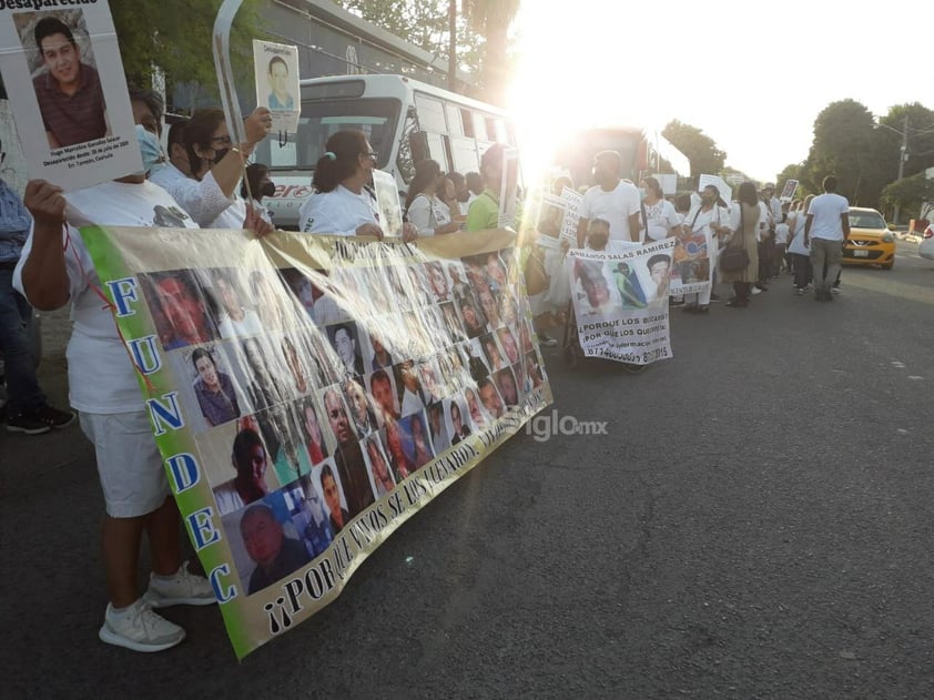 Colectivos y fieles católicos marchan por la paz en Torreón