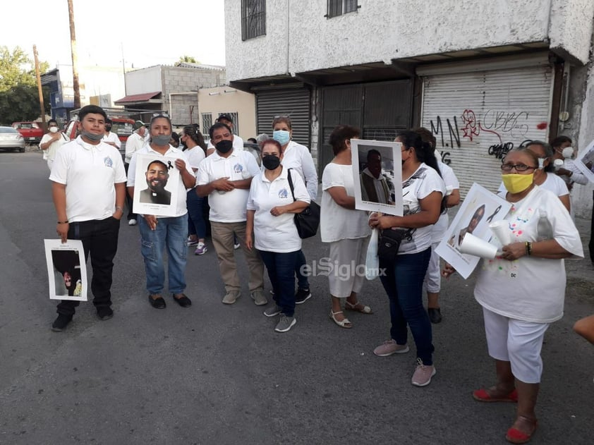 Colectivos y fieles católicos marchan por la paz en Torreón